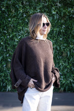 Cargar imagen en el visor de la galería, PONCHO MANTUA CAFÉ
